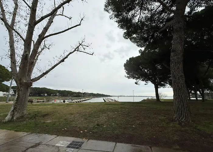Peaceful With A View Of The Ponant Pond 라그랑모트
